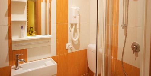ローマにあるCavour47のバスルーム(シャワー、シンク、電話付)