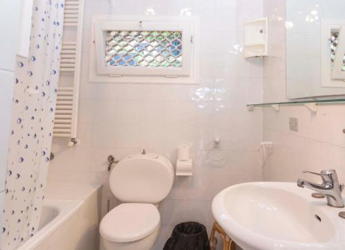 ポルトフェッラーイオにあるCasa Marchini - Goelbaの白いバスルーム(トイレ、シンク付)