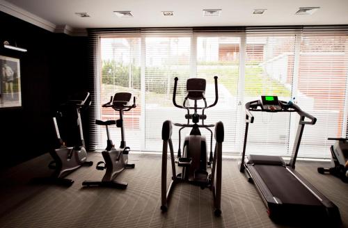 a gym with several exercise bikes and a window at Apartament Wśród Drzew in Gdańsk