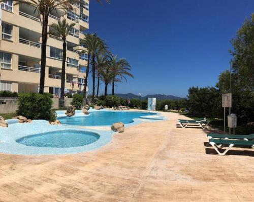 une piscine en face d'un bâtiment dans l'établissement Family Sun Seasight Apartment, à Cala Millor