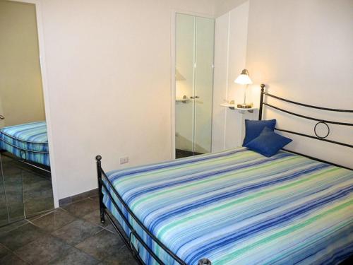 a bedroom with a bed with a blue pillow at Cegi's home in Vernazza