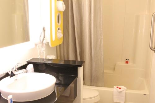 喬治湖的住宿－喬治湖溫德姆豪生酒店，一间带水槽、卫生间和淋浴的浴室