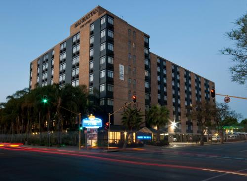 a large brick building on a city street at night at Manhattan Hotel in Pretoria