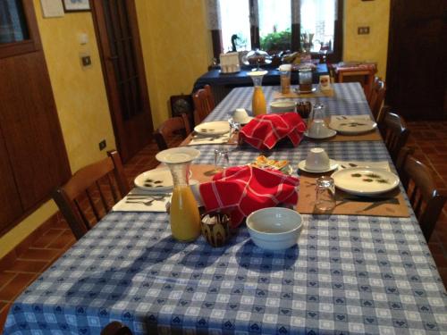 a table with a blue and white checkered table cloth at B&B Emma in Torreano