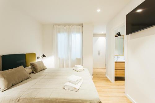 アリカンテにあるThe Lucky Flats - Liornaのベッドルーム1室(大型ベッド1台、タオル付)