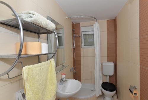 ein kleines Badezimmer mit Waschbecken und Toilette in der Unterkunft Apartments Mila - Mala Duba in Živogošće