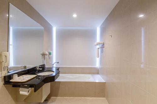 y baño con lavabo y bañera. en Champion Hotel en Taipéi