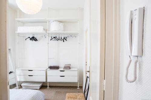 - une chambre avec un placard blanc et une commode dans l'établissement Martinique Nice apartment, à Bordeaux