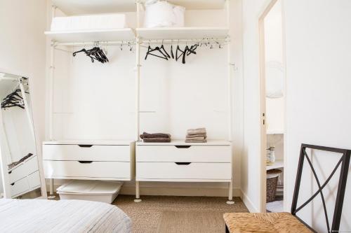1 dormitorio con cómoda blanca y 1 cama en Martinique Nice apartment en Burdeos