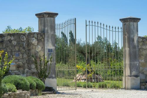 Taman di luar Les Carmes and spa