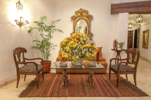 a living room filled with furniture and flowers at Antara Hotel in Lima