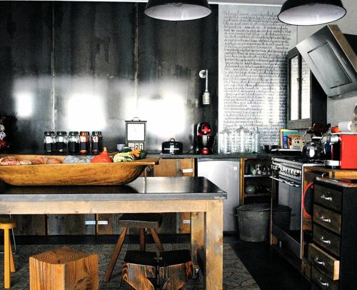 eine Küche mit einer Holztasche auf einem Tisch in der Unterkunft Un Autre Monde in Saint-Claude
