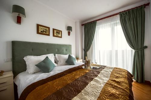 - une chambre avec un grand lit et une fenêtre dans l'établissement Myosotis Mamaia, à Mamaia