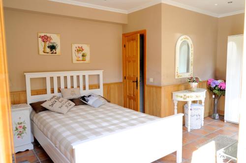 a bedroom with a white bed in a room at Caserio Kamirune in Laukiz