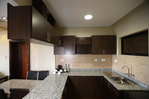 Kuchyň nebo kuchyňský kout v ubytování Bidwood Suite Hotel