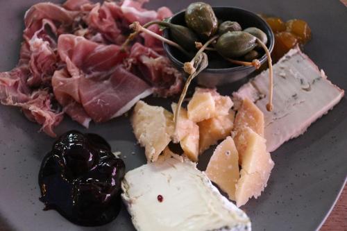 ホテルの敷地内または近くでの食事または食べ物