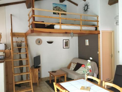 - un salon avec des lits superposés et une table dans l'établissement Gîtes ruraux Aria Falcona, à Santa-Maria-Figaniella