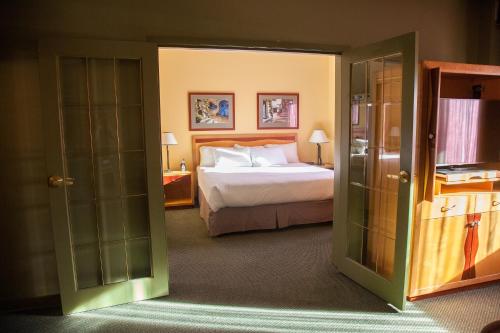 Ένα ή περισσότερα κρεβάτια σε δωμάτιο στο Medicine Hat Lodge, Trademark Collection by Wyndham
