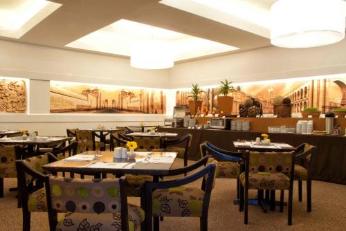 Um restaurante ou outro lugar para comer em Tierra Viva Arequipa Plaza