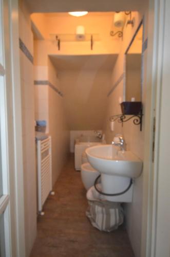 ein Badezimmer mit Waschbecken und Toilette in der Unterkunft Casa Gaia in Lerici