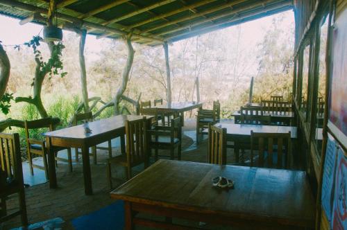 Grillo Tres Puntas Eco-Hostelにあるレストランまたは飲食店