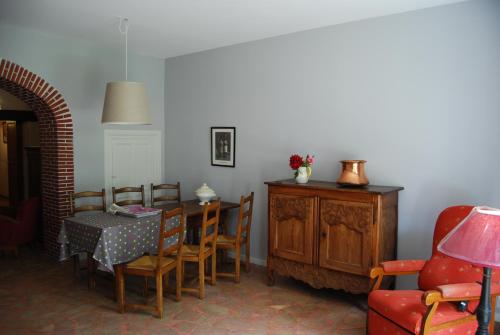 a dining room with a table and chairs at Le Clos Saint Paul in Figeac