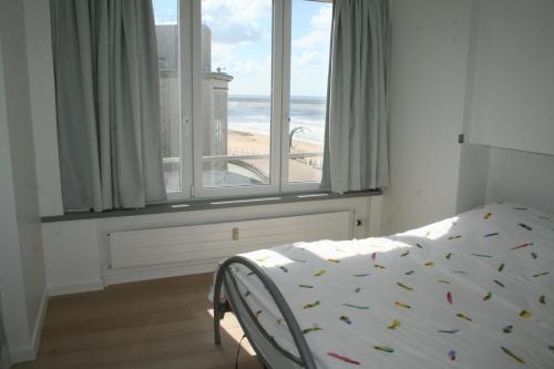 オーステンデにあるO' Casinoのビーチの景色を望むベッドルーム1室(ベッド1台付)