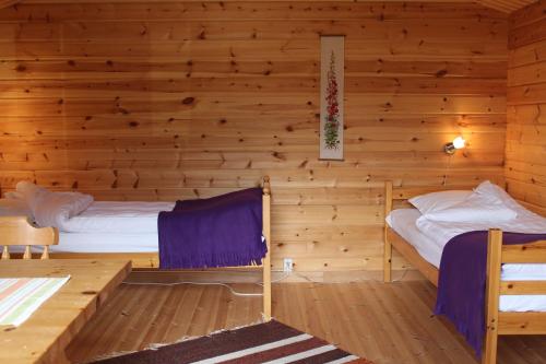 Postel nebo postele na pokoji v ubytování Höglunda Gård B&B Lantgård