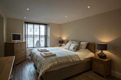 ein Schlafzimmer mit großem Bett und Fenster in der Unterkunft Cider House in Ulverston