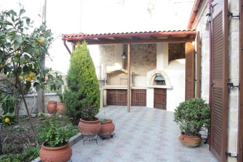Κήπος έξω από το Artemisia Traditional Home