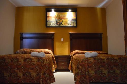 Una cama o camas en una habitación de Terracota Corner Rooms