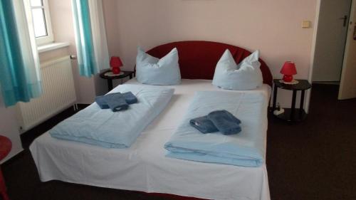 Una cama con toallas y almohadas. en Domäne-Badetz, en Badetz
