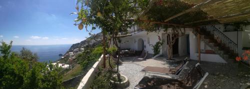 プライアーノにあるMareluna Holiday Home con Suite per 5ª e 6ª personaの海の景色を望む家のバルコニー