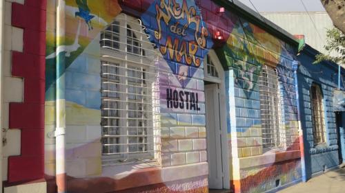 un edificio con un mural colorido en su lado en Hostal Arenas del Mar, en Viña del Mar