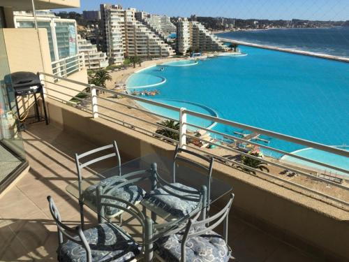 Un balcón con sillas y vistas al océano. en Apartamento en San Alfonso del Mar 3D-2B, en Algarrobo
