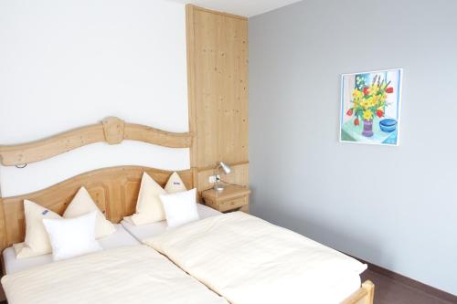 a bedroom with two beds with white sheets at Hotel Gasthof Schönblick in Neumarkt in der Oberpfalz