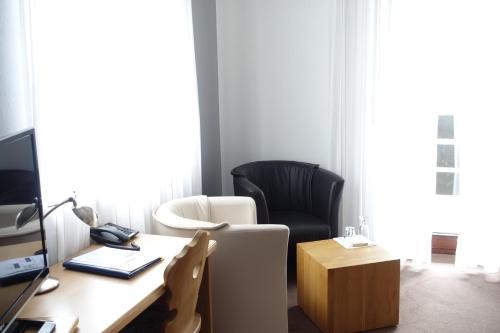 an office with a desk and a chair and a computer at Hotel Gasthof Schönblick in Neumarkt in der Oberpfalz