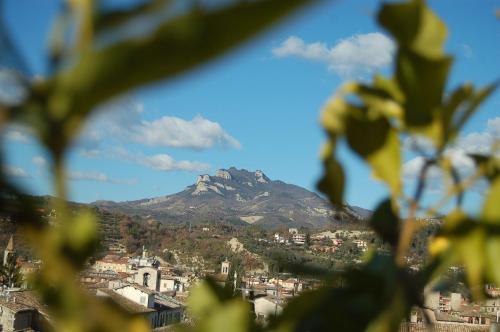 a mountain in the distance with a city and buildings at A Casa di Lola in Ascoli Piceno