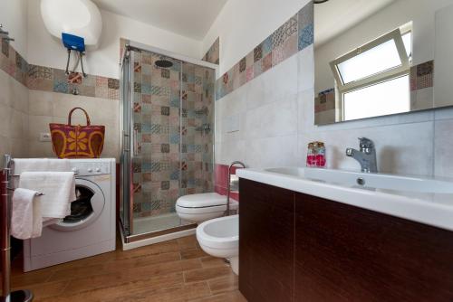 マッサ・ルブレンセにあるMaison Margheritaのバスルーム(トイレ、洗面台、洗濯機付)