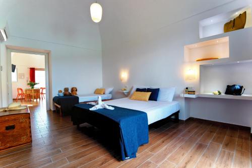 マッサ・ルブレンセにあるMaison Margheritaのベッドとテーブルが備わるホテルルームです。