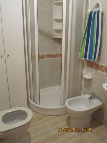 ein Badezimmer mit Dusche, Toilette und Waschbecken in der Unterkunft los locos San Pascual in Torrevieja
