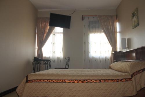 A bed or beds in a room at Hotel Santa Maria Inn