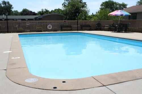 Piscina a Battlefield Inn Springfield o a prop