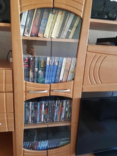 a book shelf filled with lots of books at Cima Apartment in Pristina