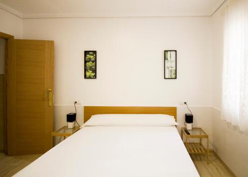 バレンシアにあるRavalencia Iのベッドルーム1室(大きな白いベッド1台、テーブル2台付)