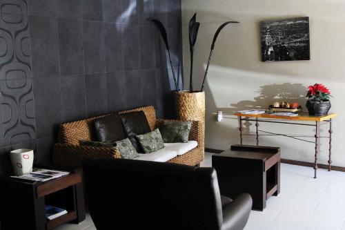 - un salon avec un canapé et une table dans l'établissement Hotel FG, à León