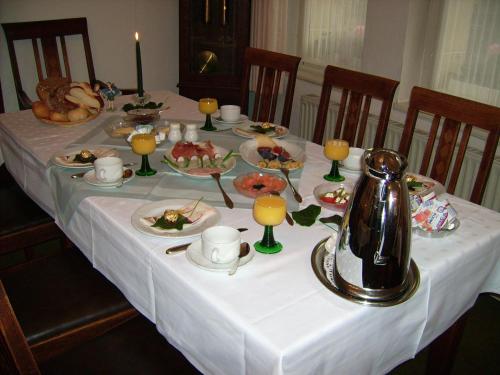 una mesa con platos de comida y un hervidor de agua. en Pension Haus Weller en Boppard