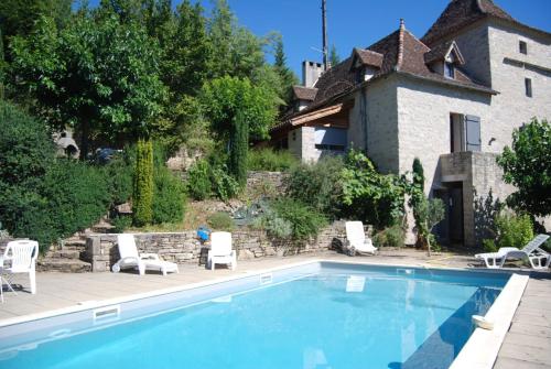 une piscine devant une maison dans l'établissement Les Maisons de Marie, à Cajarc