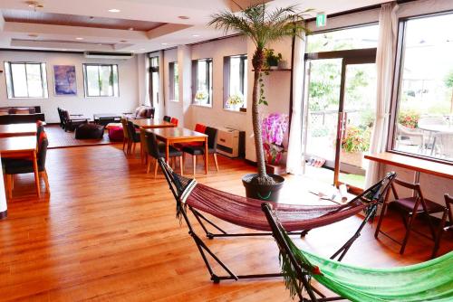 K's House Fuji View - Travelers Hostel tesisinde bir restoran veya yemek mekanı
