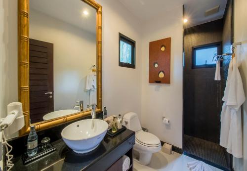 Ένα μπάνιο στο The Bell Pool Villa Resort Phuket